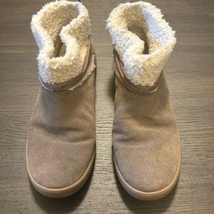 Koolaburra by Ugg tan 8 suede booties w sheep wool lining & sole